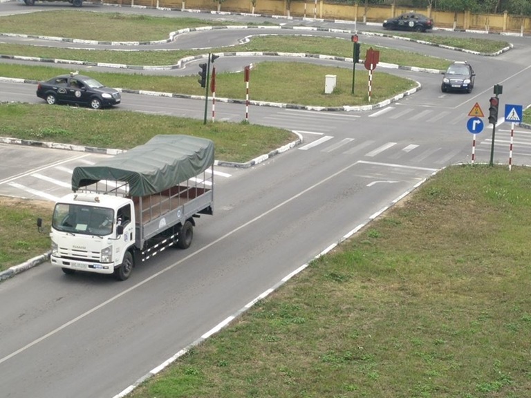 Học và thi bằng lái xe ô tô hạng C tại Lạc Hồng cam kết chất lượng đầu ra